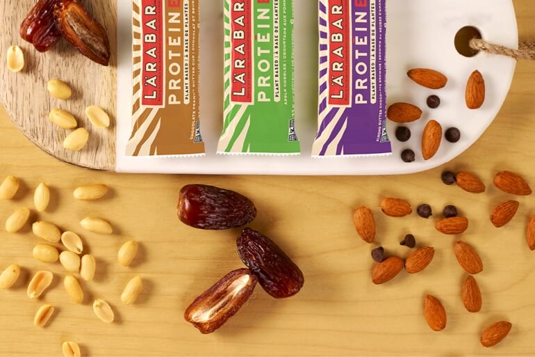 Trois saveurs de Lärabar Protéine et les ingrédients sur une table